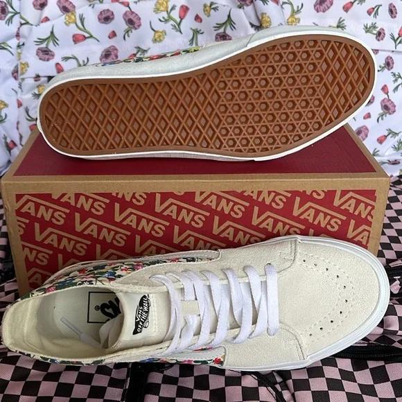 Vans WMNS Sk8-Hi Tapered
Floral White
VN0A5KRUWHT
Sneakers - Picture 4 of 16